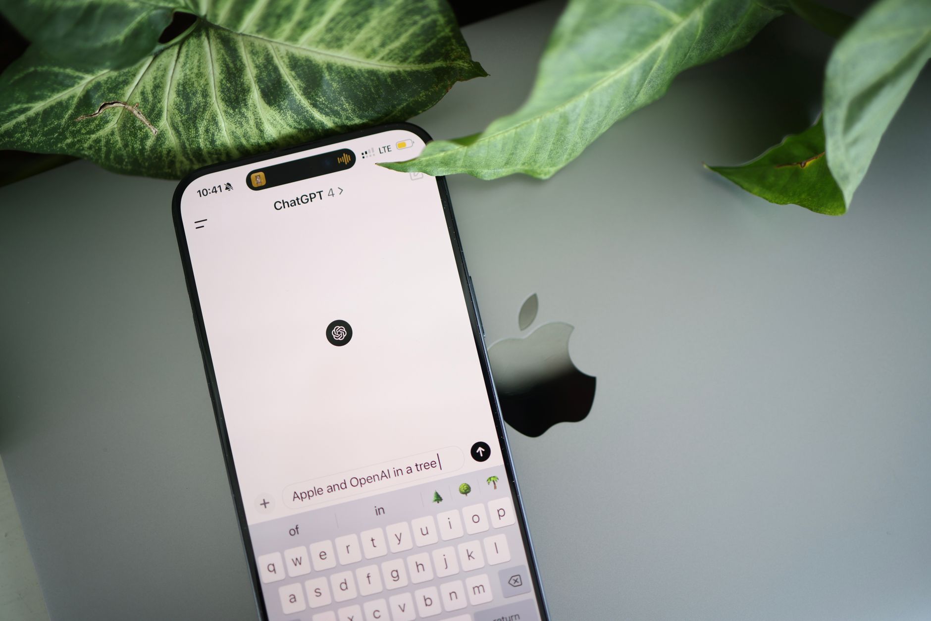 Mobile website with an accessible chat button and clear interface